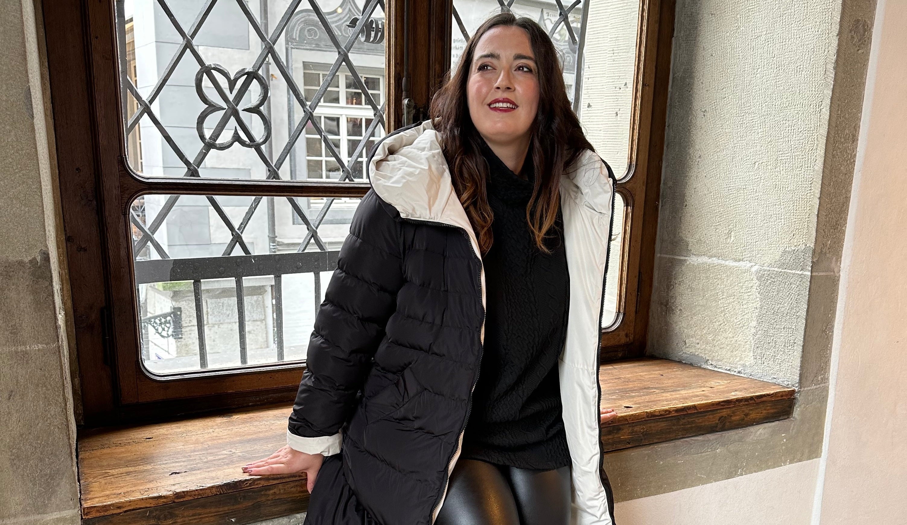Rino&Pelle - reversibler Daunenmantel und Yoek Fake Lederhose mit Pulli - grosse Grössen - DE BOER plus Luzern