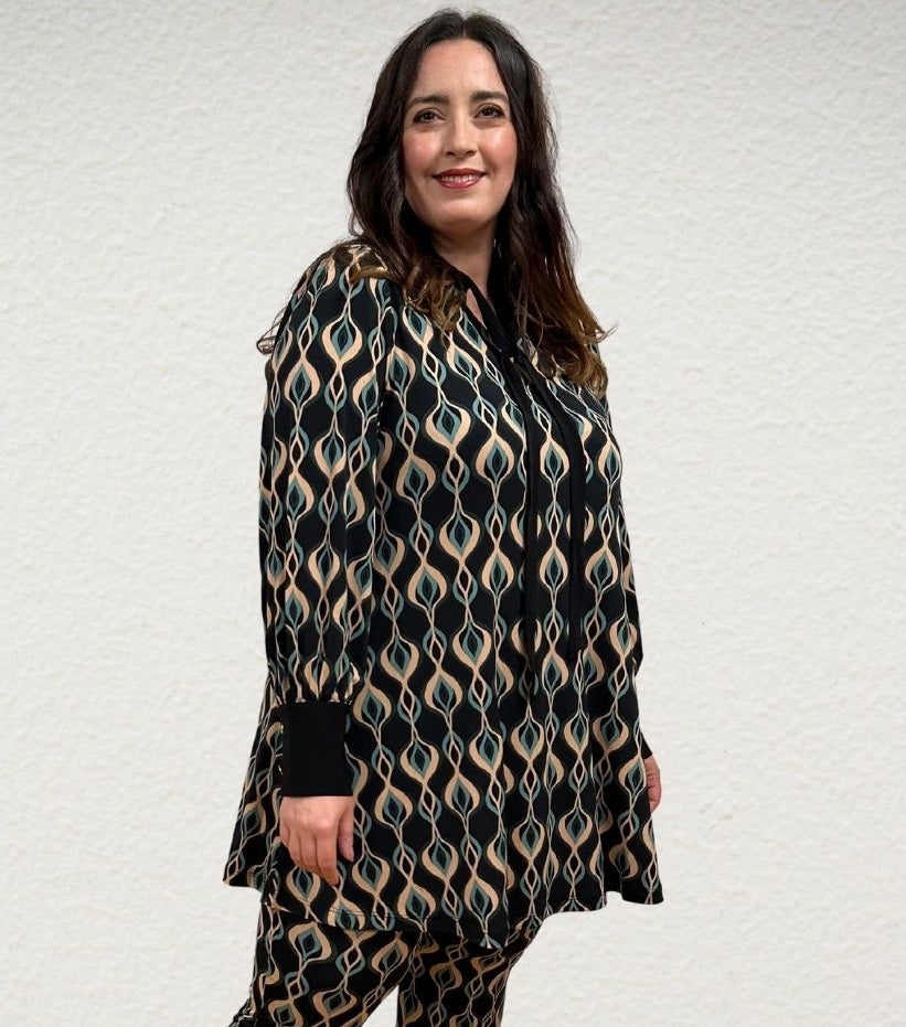 Retro Print Bluse mit kleiner Schluppe von Yoek - grosse Grössen - DE BOER plus Luzern -