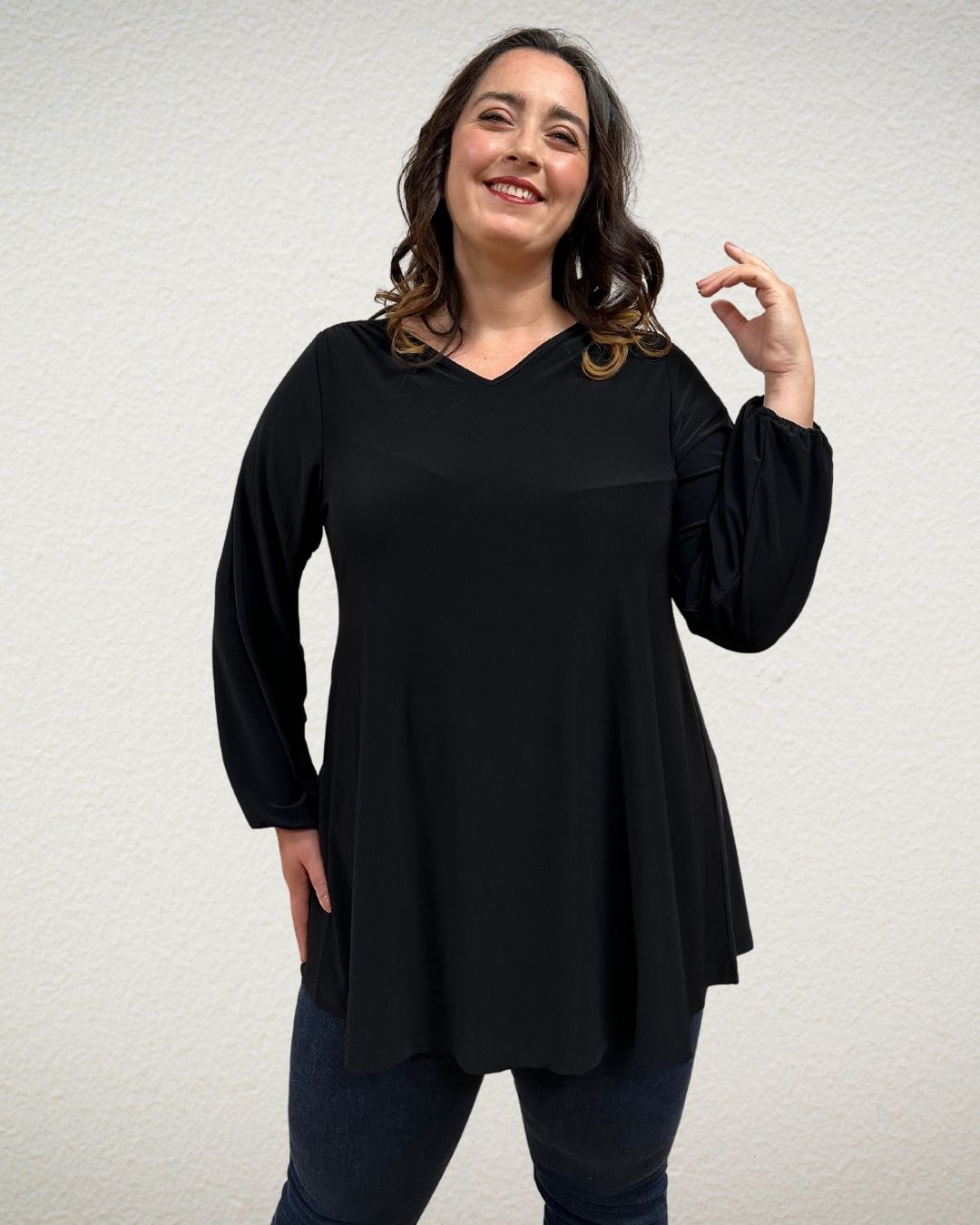 B-Ausschnitt Shirt in leichter A-Form schwarz von Yoek - grosse Grössen - DE BOER plus Luzern