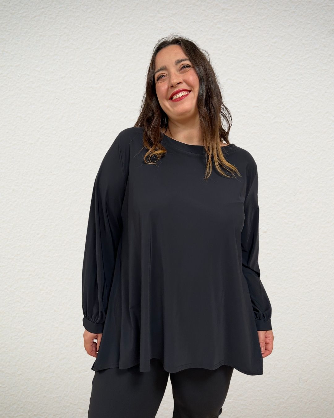 langarm Shirtbluse leicht ausgestellt in Schwarz von Zeitlos by Luana - grosse Grössen - DE BOER plus Luzern