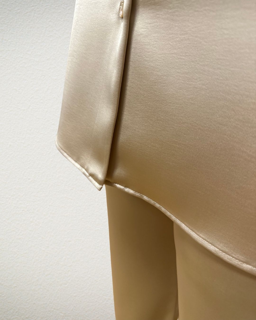 Bluse mit Seidenschimmer in Sand