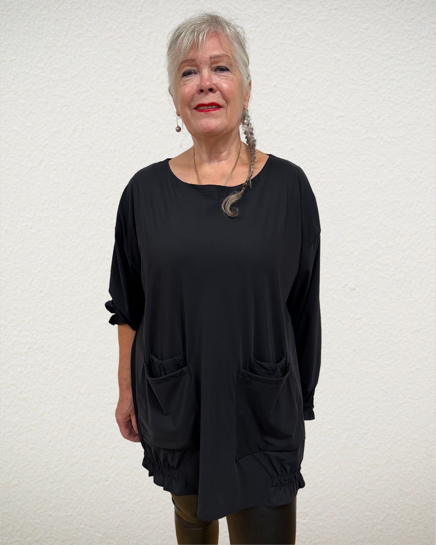 Blusenshirt mit aufgesetzten Taschen in schwarzem Acetat von Zeitlos by Luana - grosse Grössen - DE BOER plus Luzern