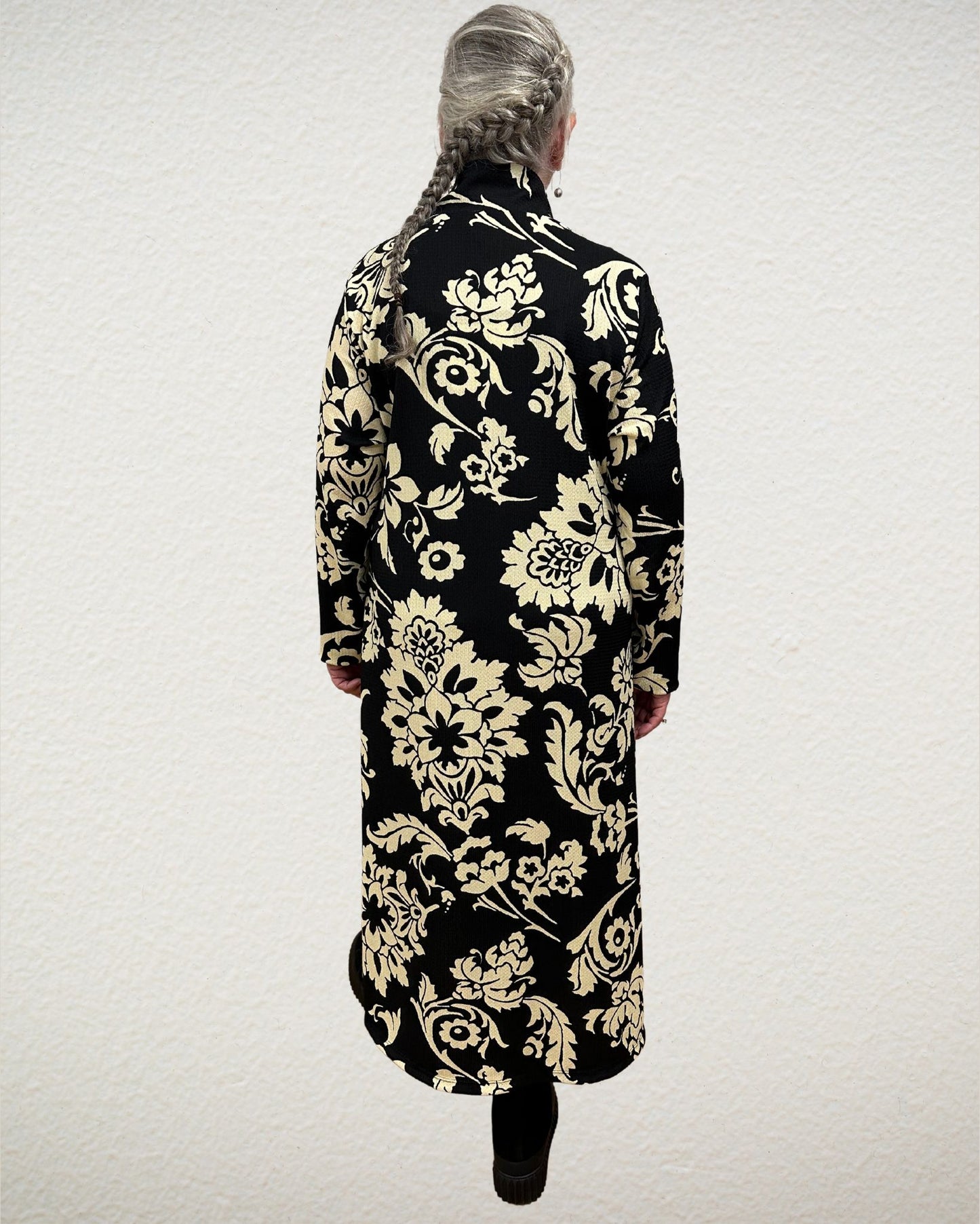 Kleid mit Ornament-Print in Schwarz-Crème