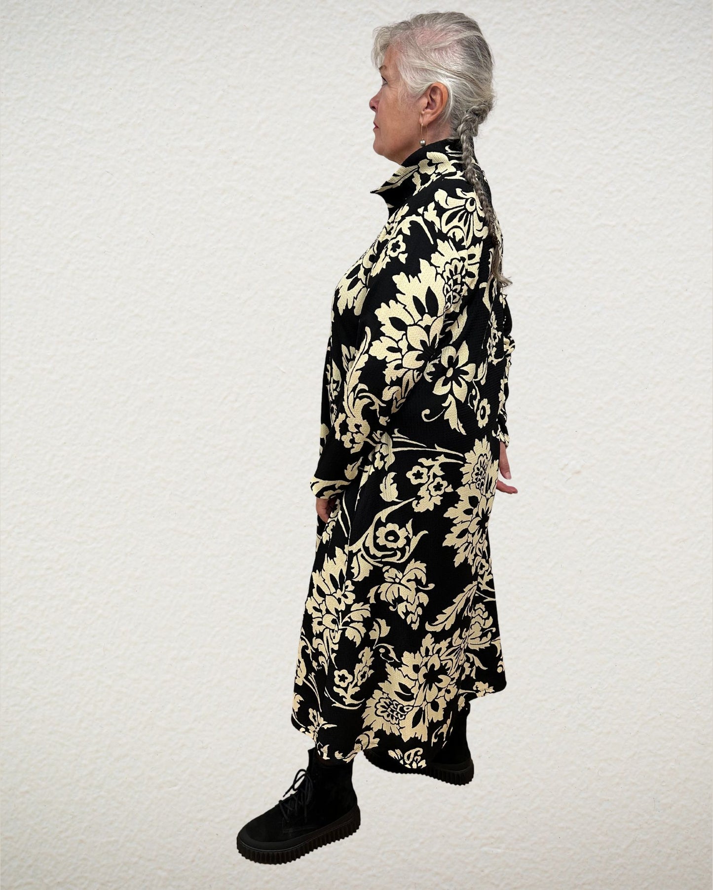 Kleid mit Ornament-Print in Schwarz-Crème