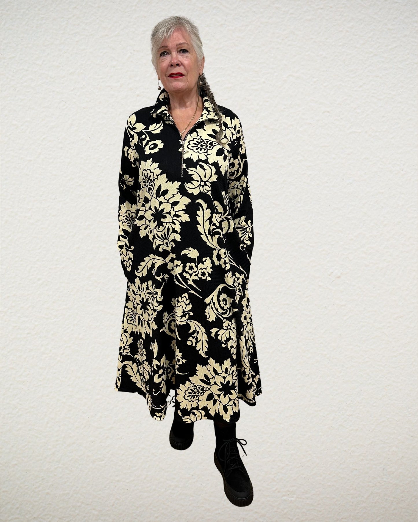 Kleid mit Rollkragen und Blumenprint von Yoek Portraits - grosse Grössen - DE BOER plus Luzern