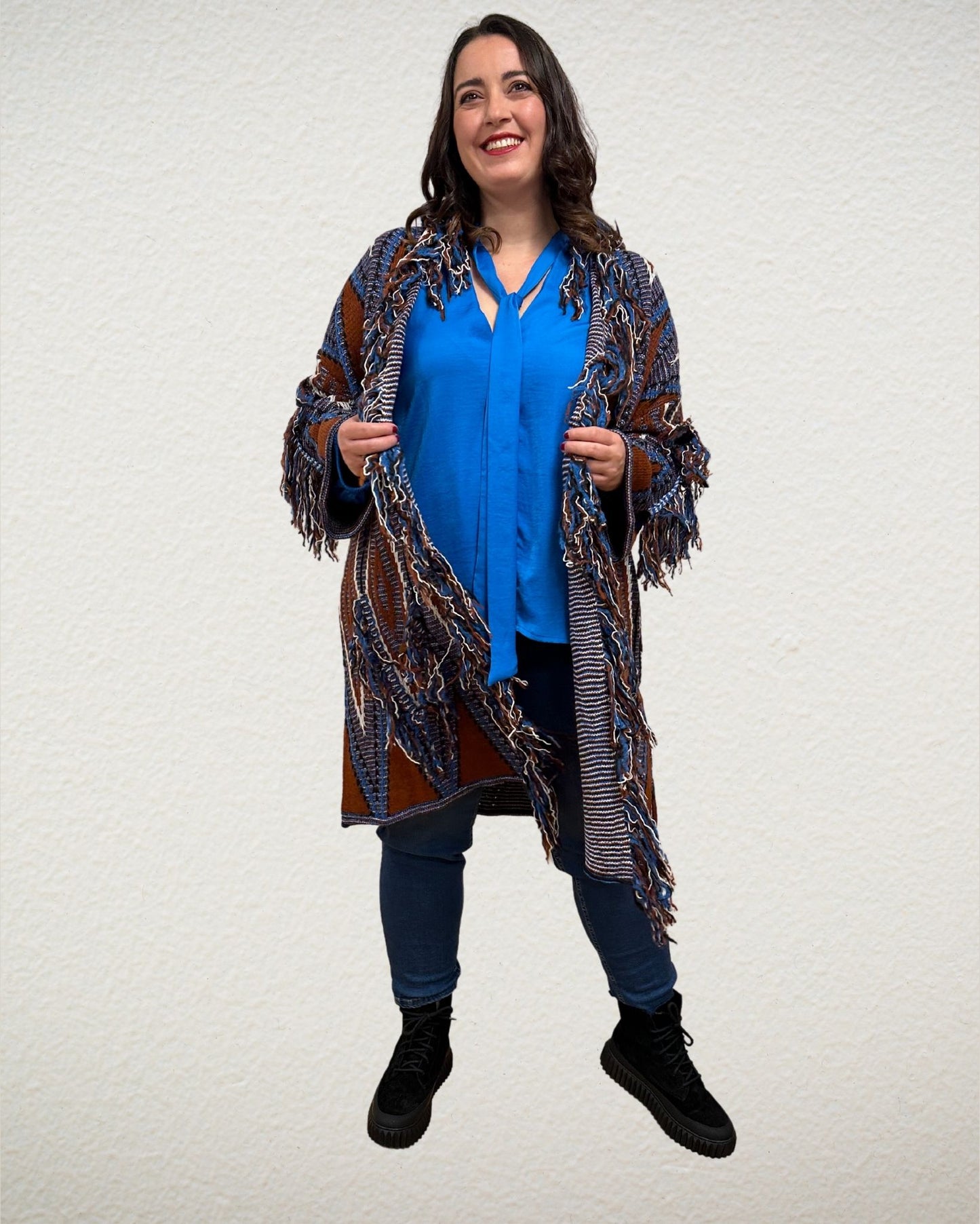 mehrfarbiger Strickmantel mit Fransen von Mat Fashion - grosse Grössen - DE BOER plus Luzern