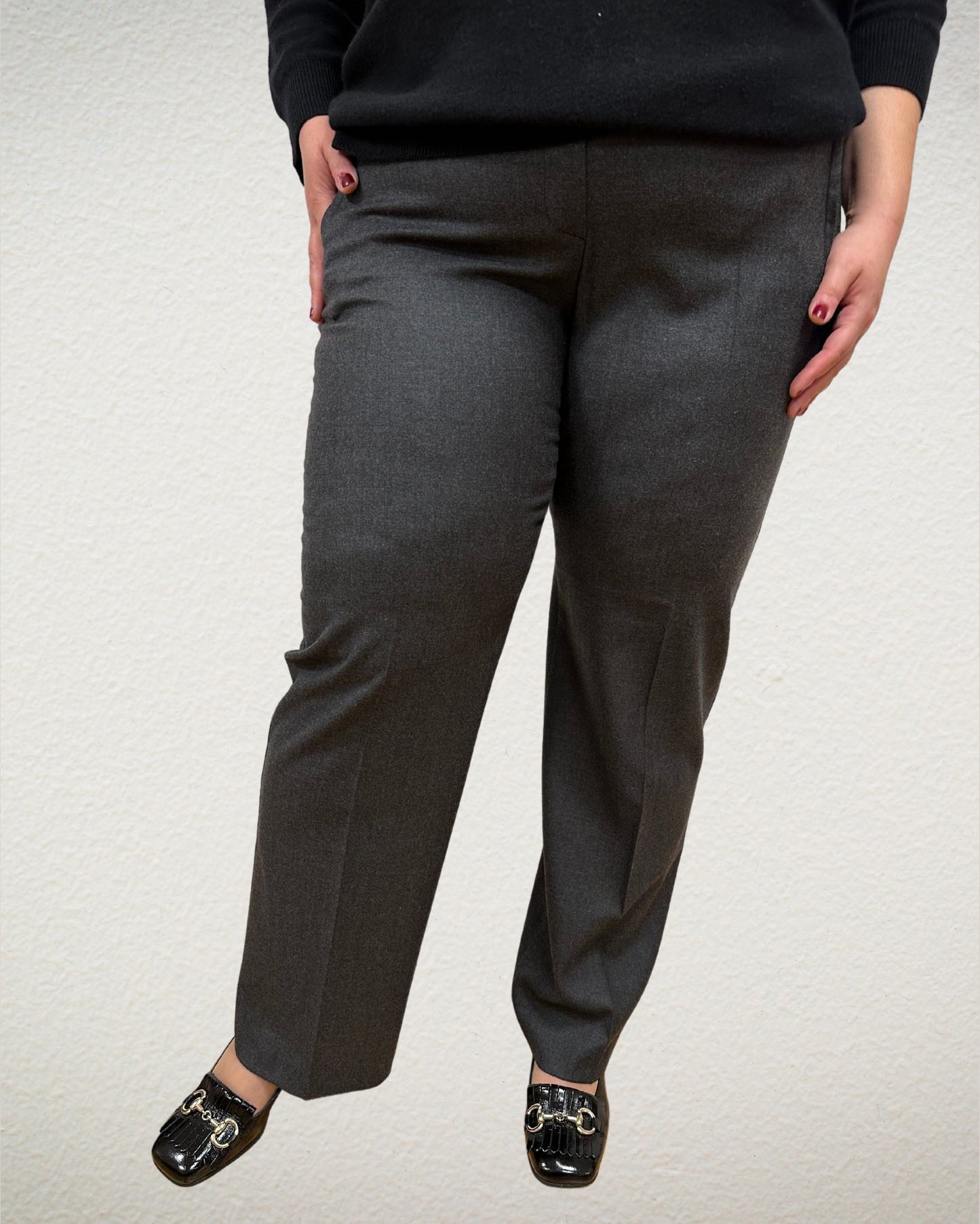 Flanellhose in dunkelgrau von Raphaela by Brax - Modell Peggy Flared - grosse Grössen - DE BOER plus Luzern