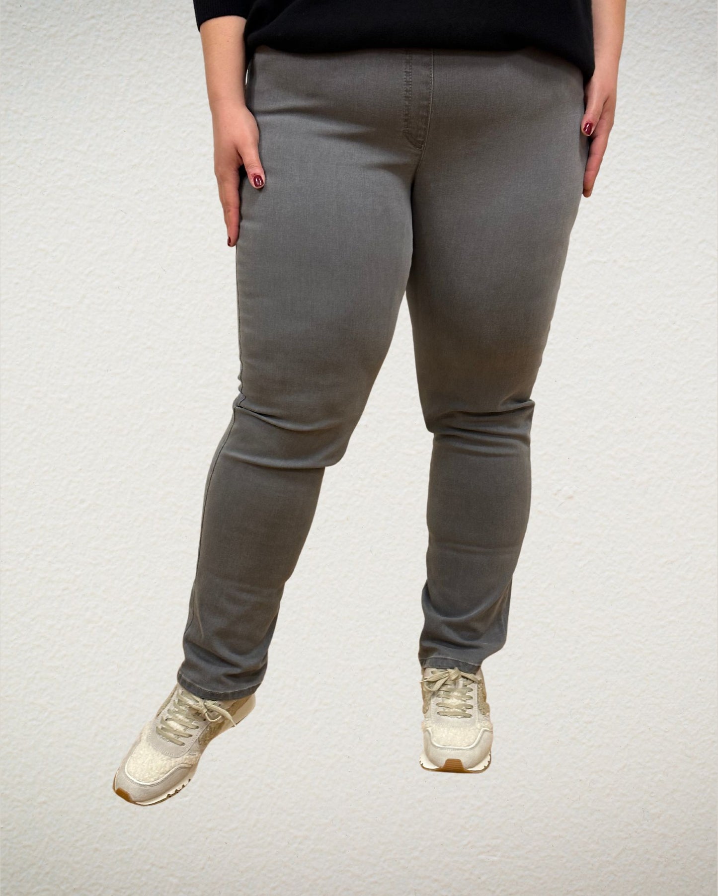 graue Jeans mit Elastan von Raphaela by Brax - Modell Lavina - grosse Grössen - DE BOER plus Luzern