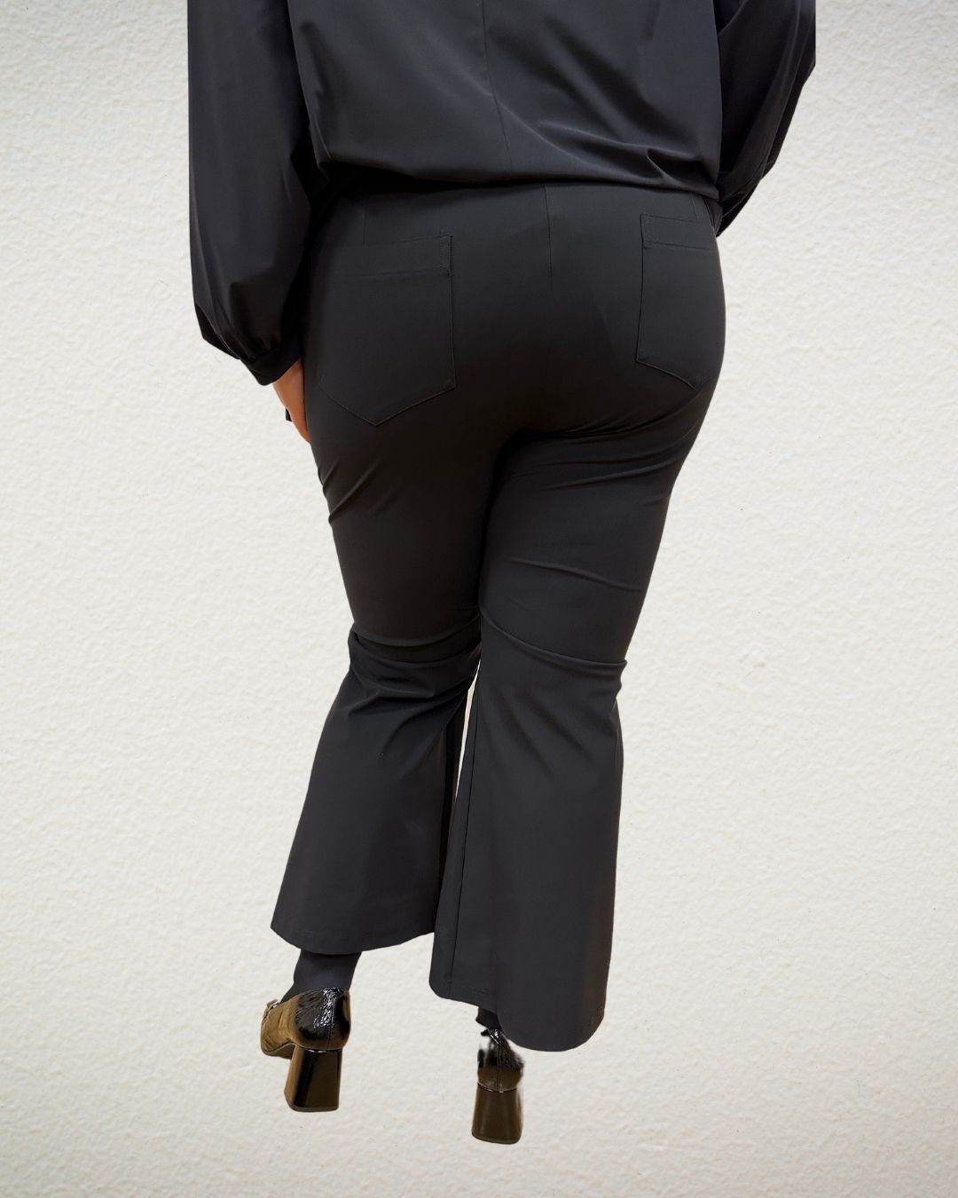 Hose mit leichtem Schlag und aufgesetzten Taschen