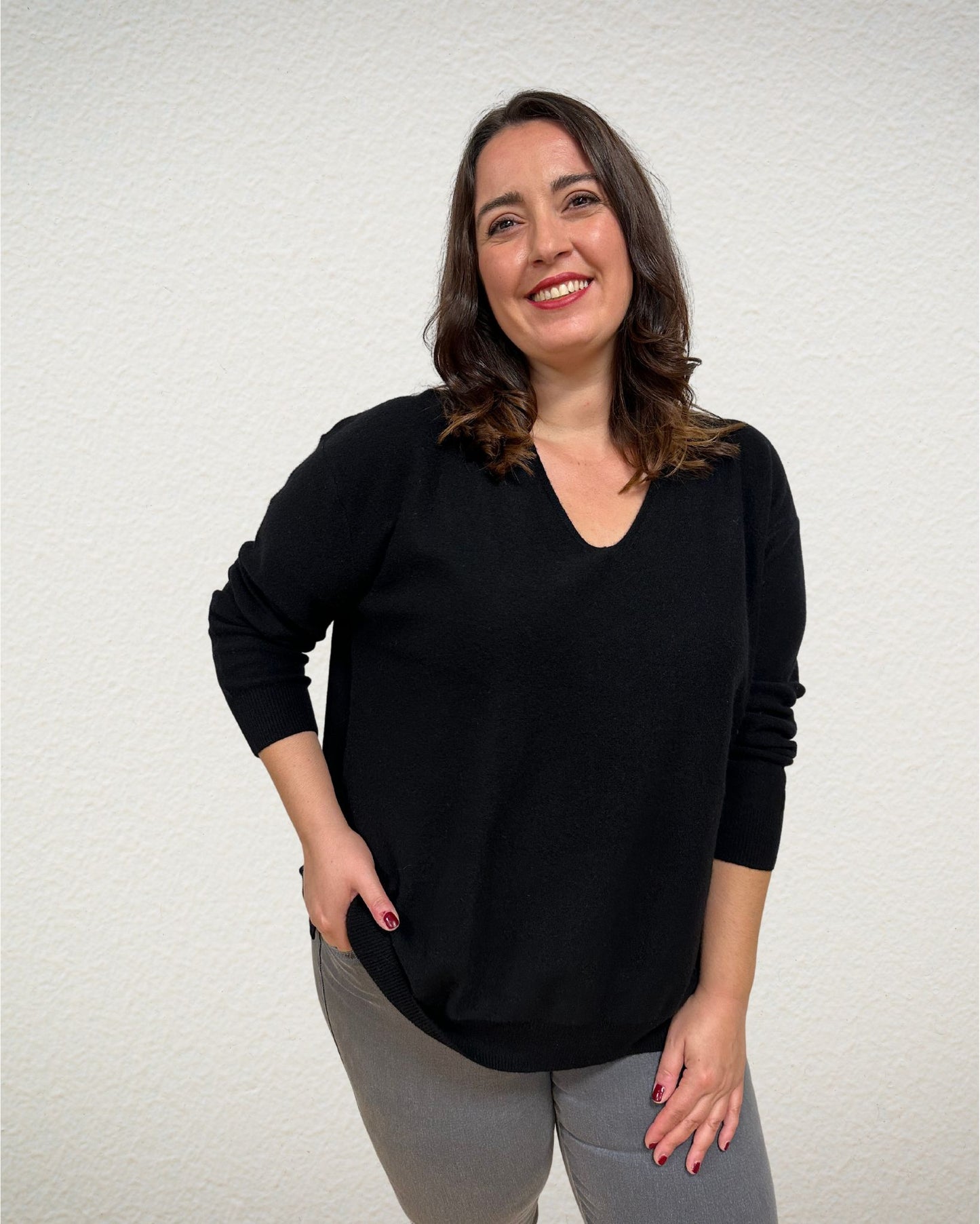 schwarzer Cashmire V-Ausschnitt Pullover von Edelle - grosse Grössen - DE BOER plus Luzern