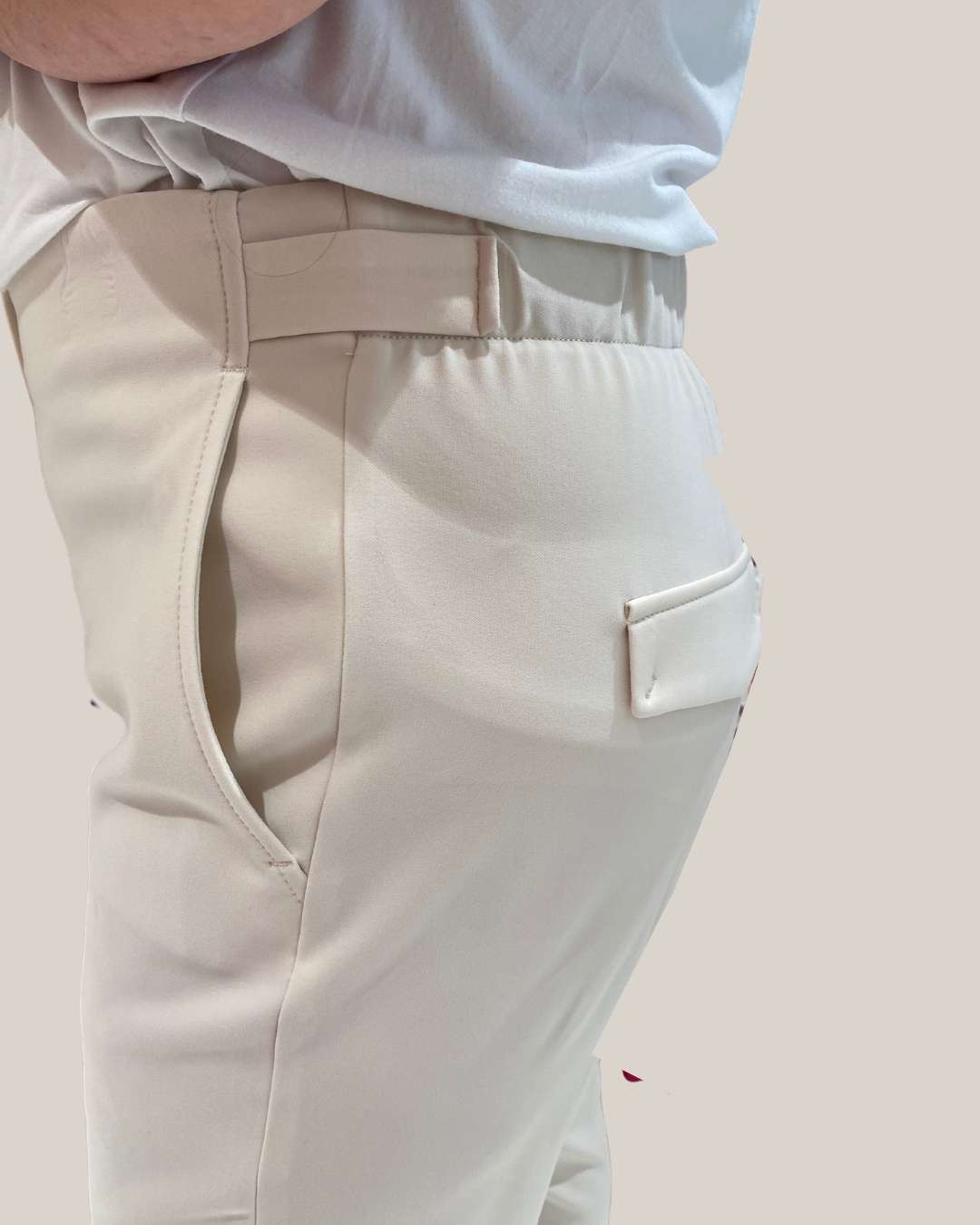 Hose aus Technomaterial in Créme