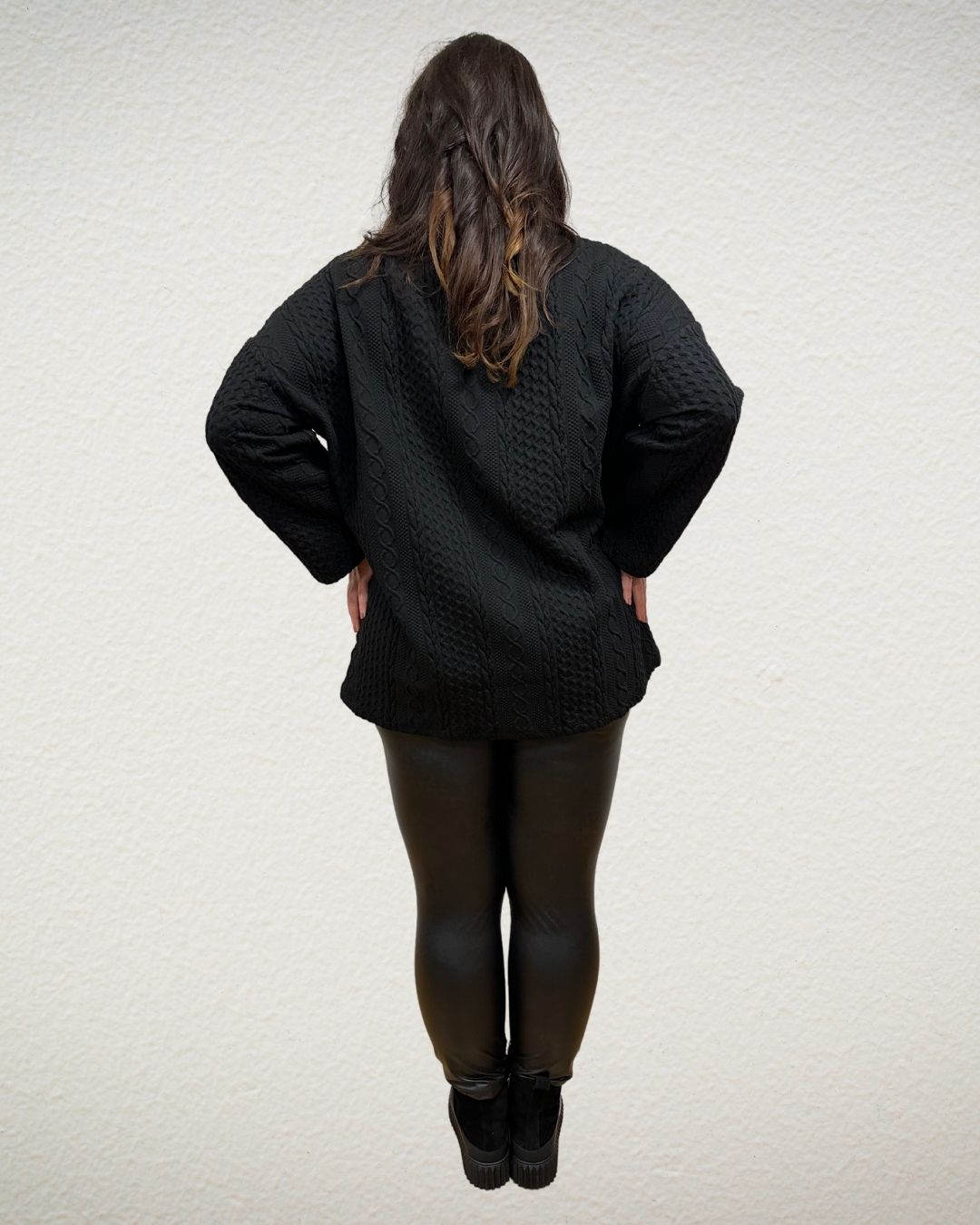 Langer Strickoptik-Pullover in Schwarz