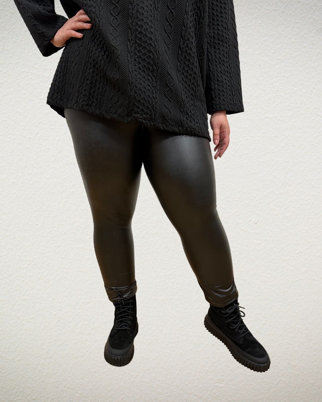 Fake Leder Leggings in Schwarz von Yoek - grosse Grössen - DE BOER plus Luzern