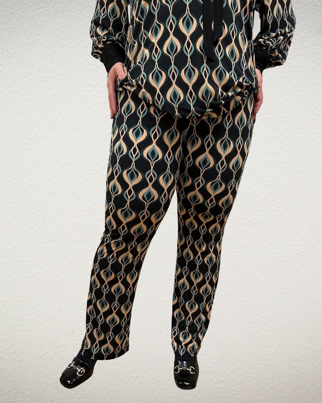 Retroprint Jerseyhose in schwarz bunt von Yoek - grosse Grössen - DE BOER plus Luzern