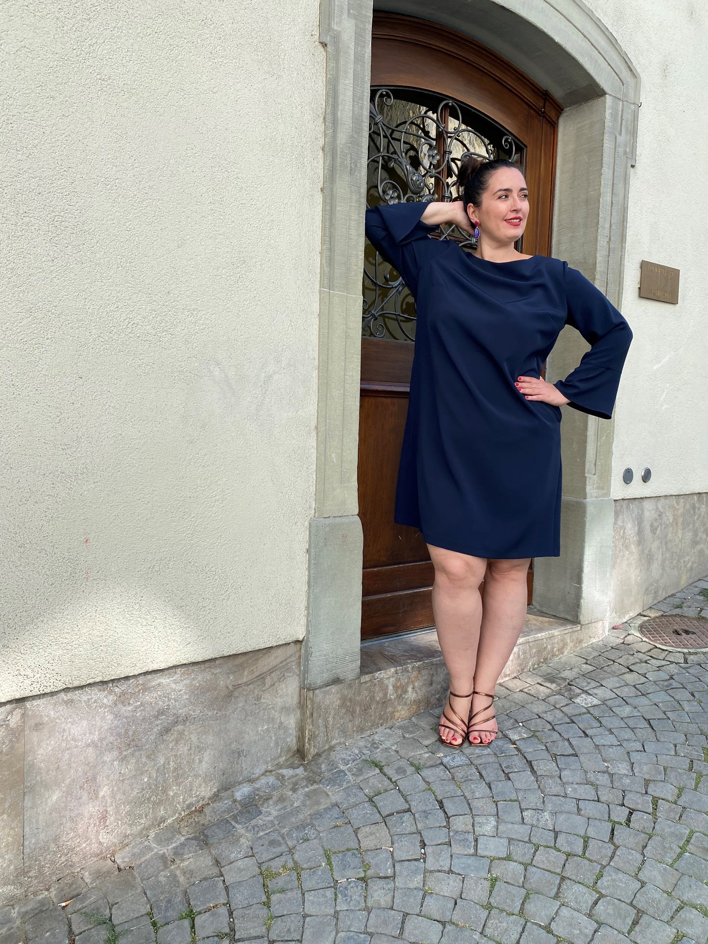 Kleid mit Trompetenarm aus technischem Material in Dunkelblau