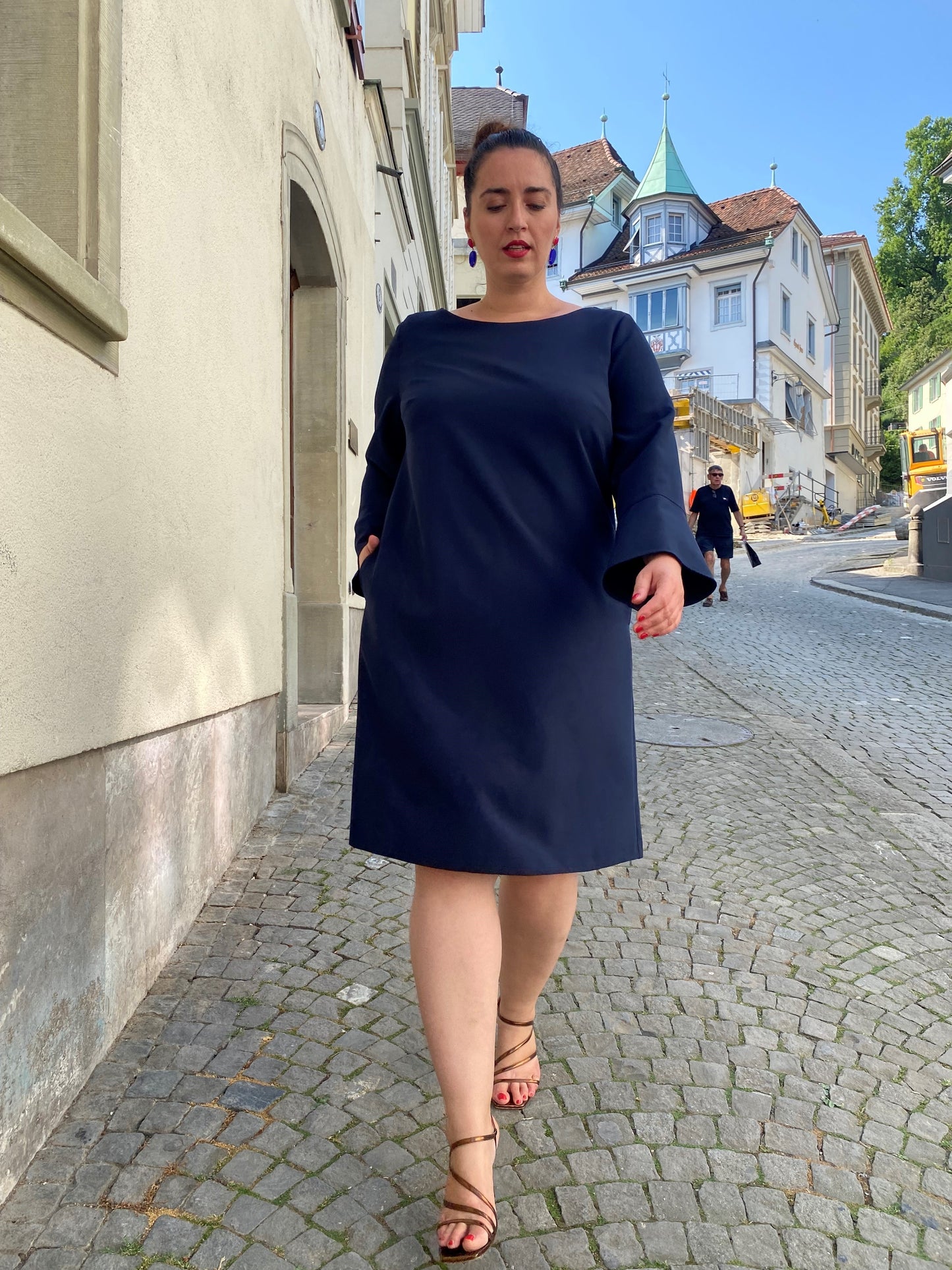 Kleid mit Trompetenarm aus technischem Material in Dunkelblau