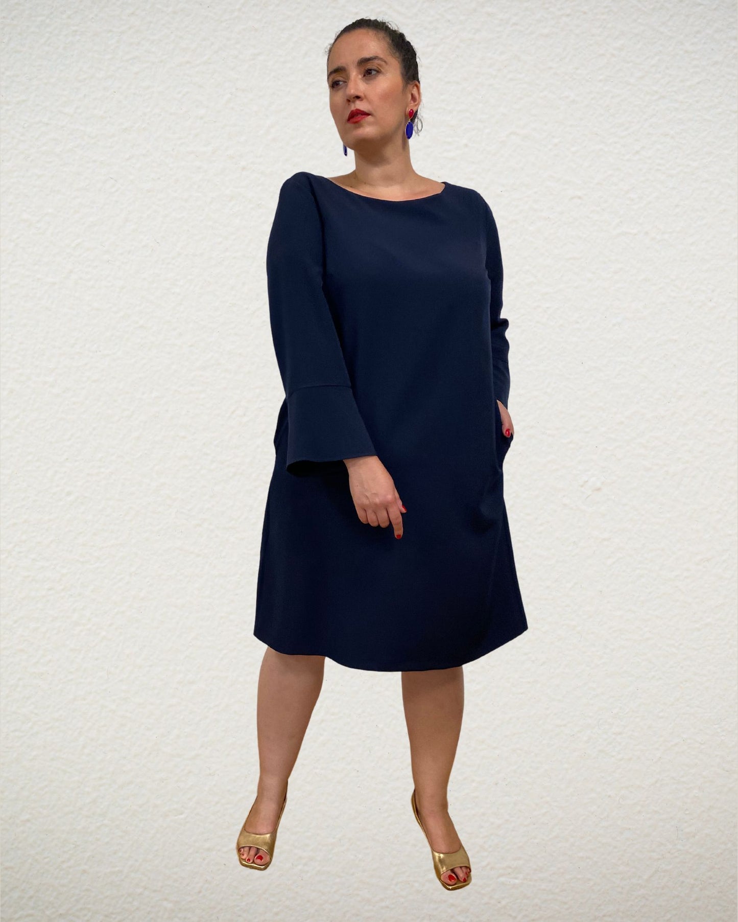 Kleid mit Trompetenarm aus technischem Material in Dunkelblau