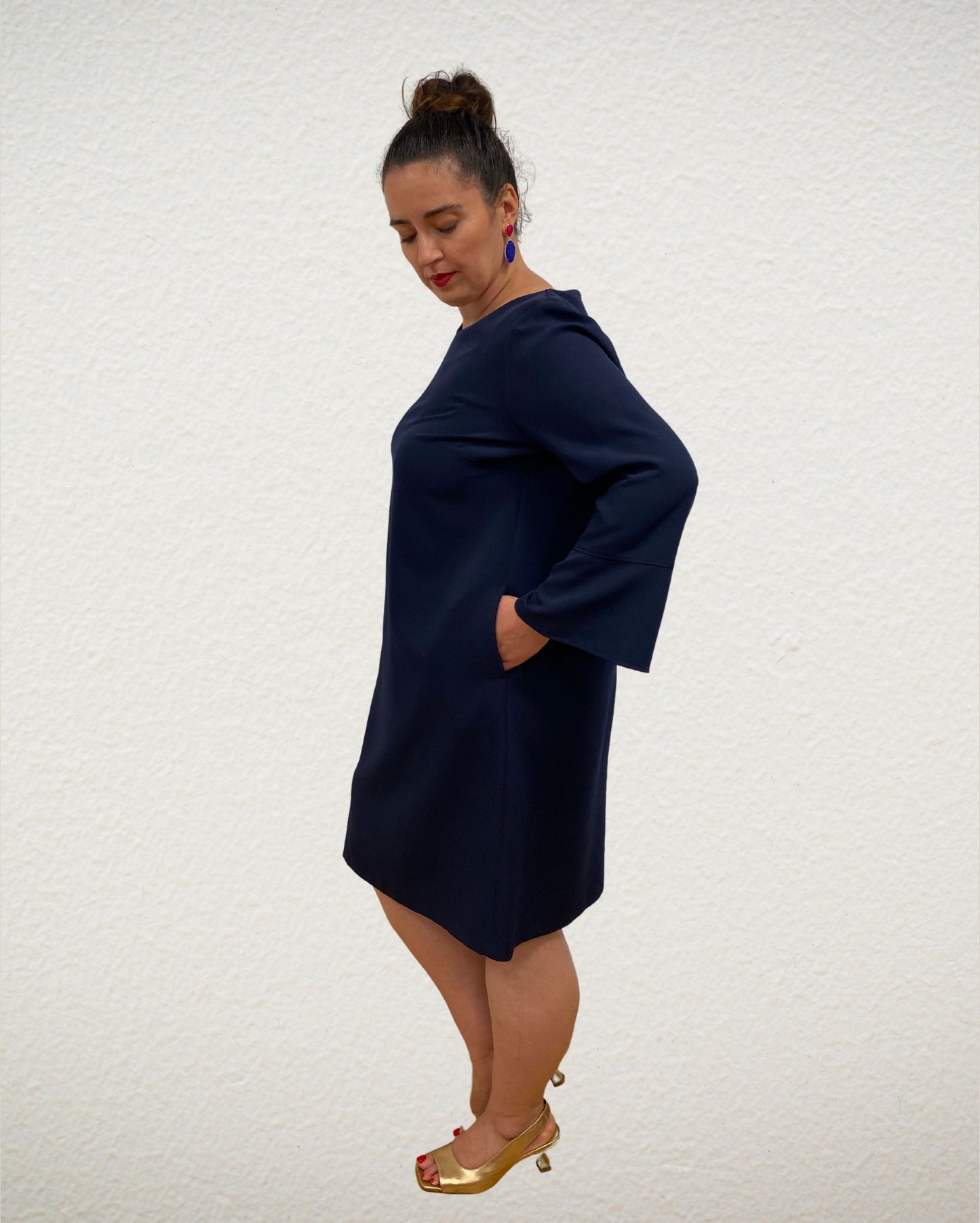 Kleid mit Trompetenarm aus technischem Material in Dunkelblau
