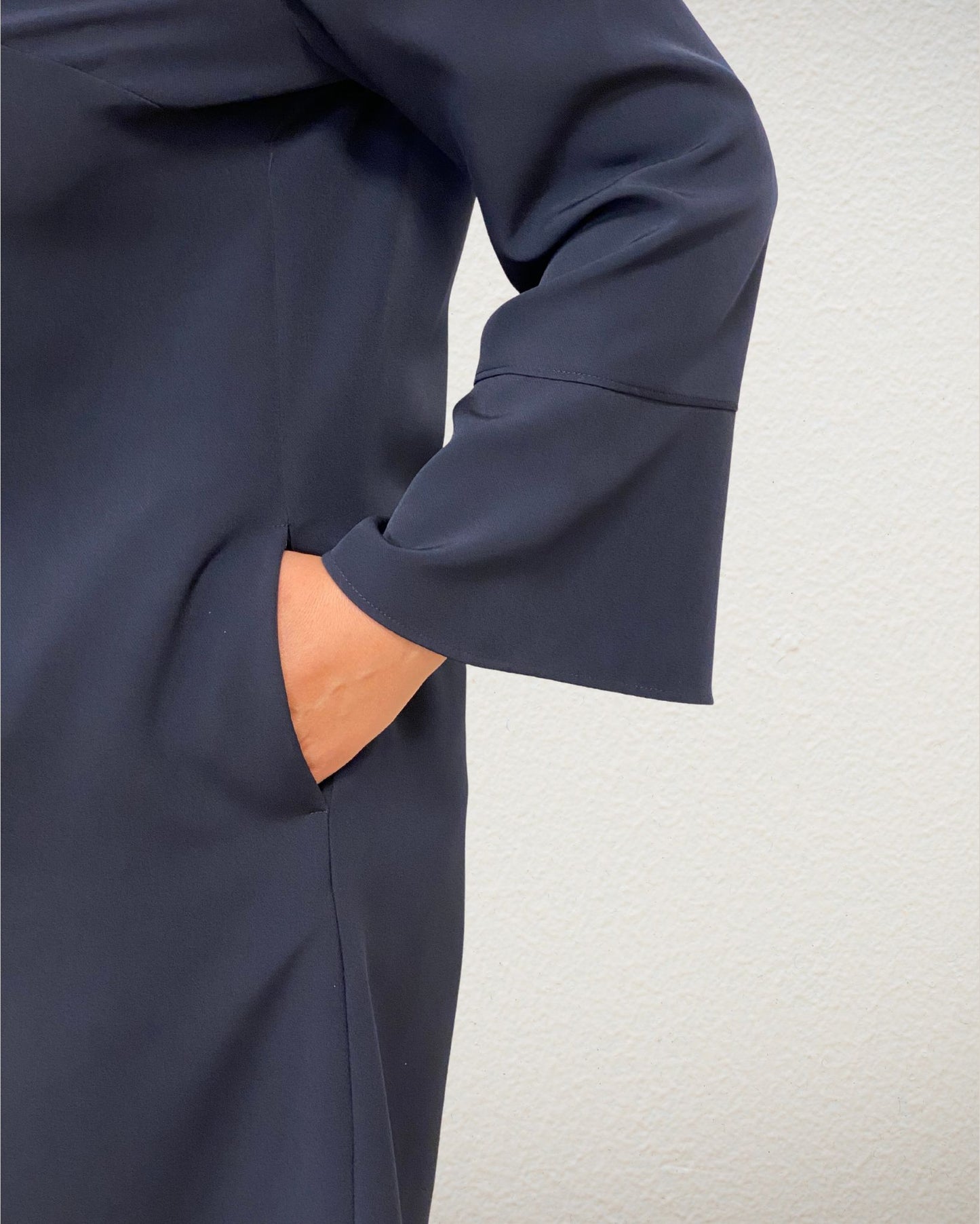 Kleid mit Trompetenarm aus technischem Material in Dunkelblau