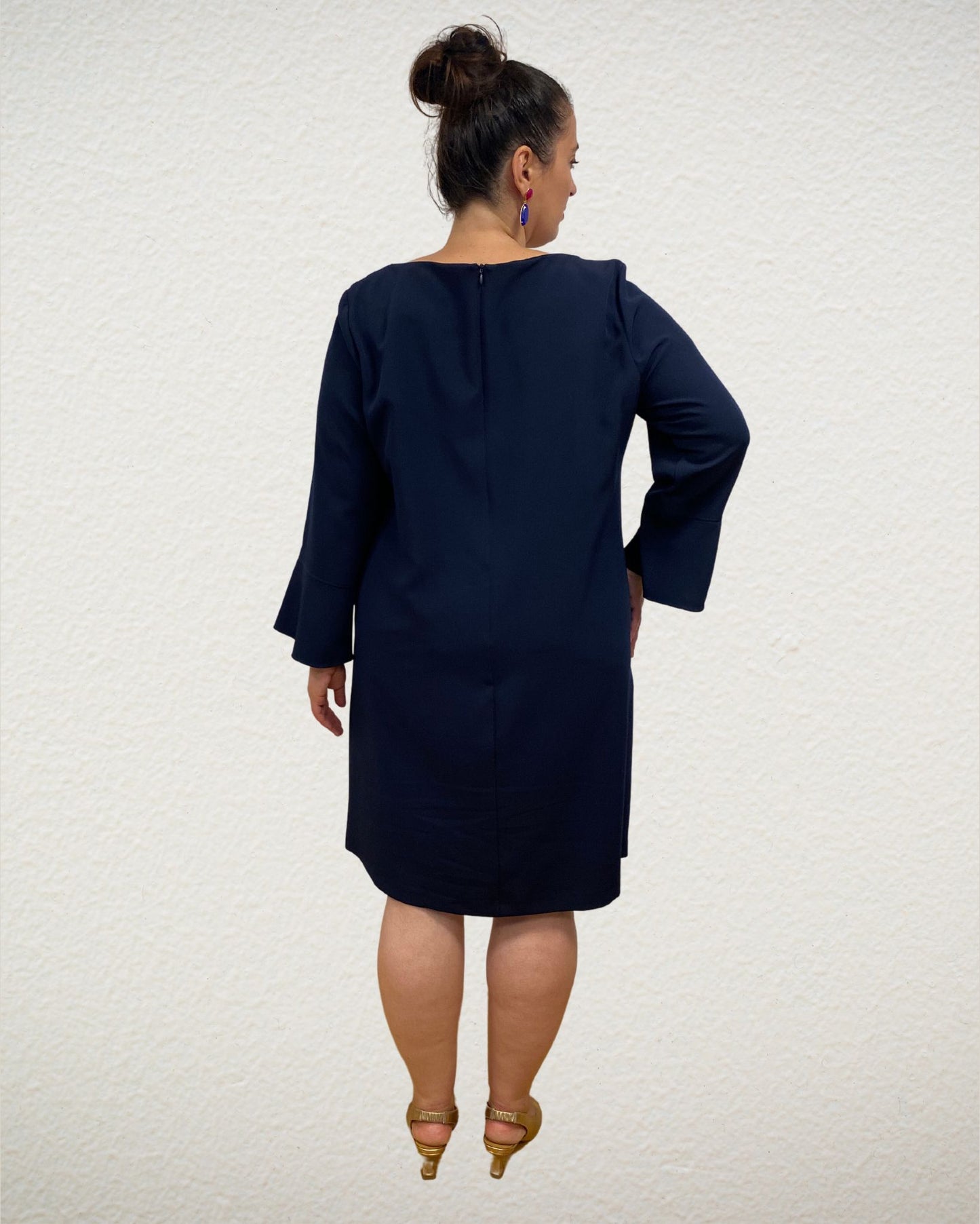Kleid mit Trompetenarm aus technischem Material in Dunkelblau