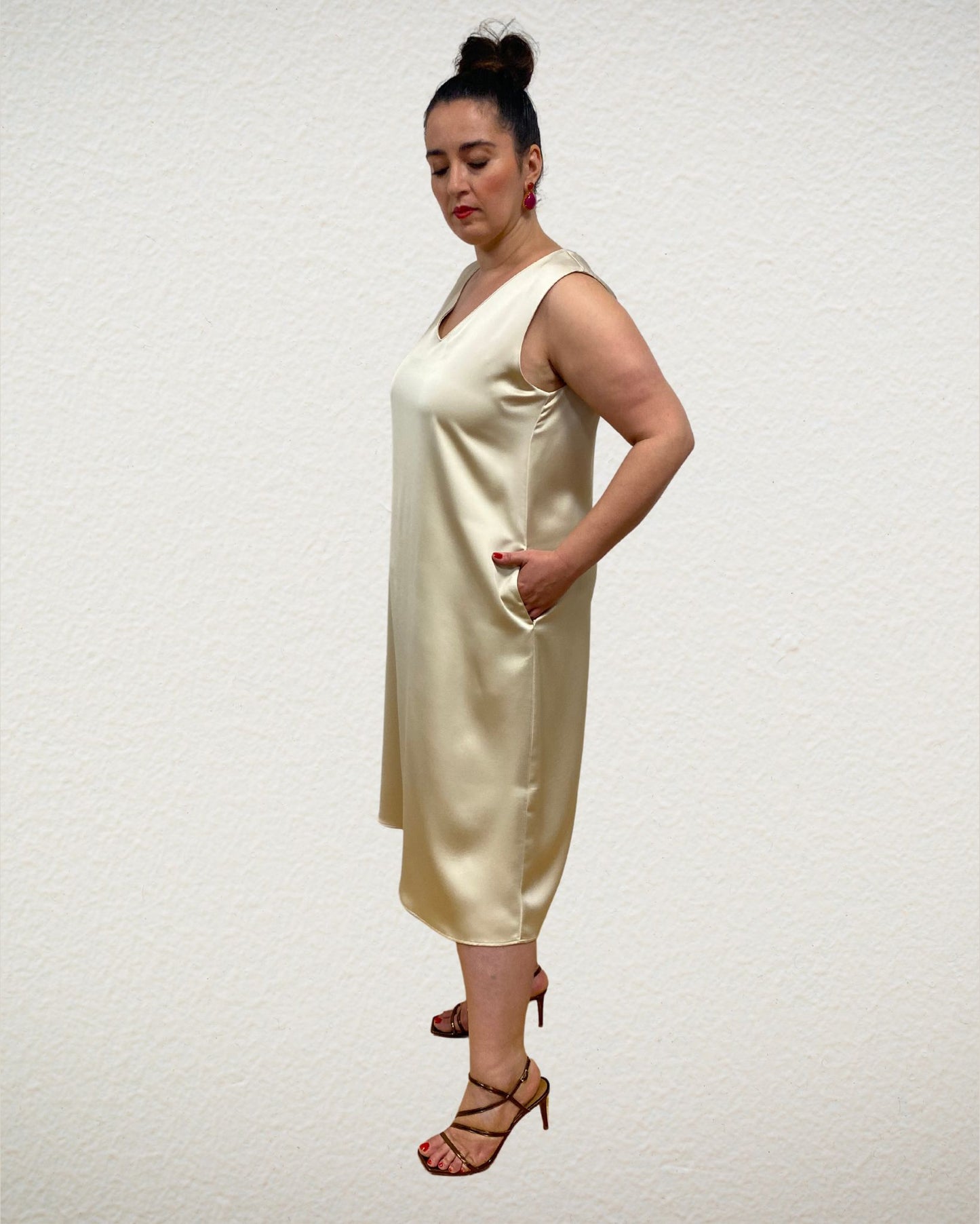 Kleid ohne Arm mit Seidenschimmer in Sand