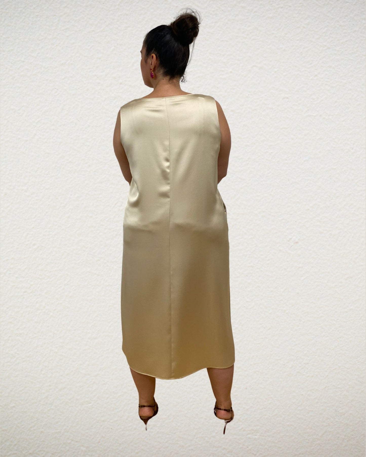 Kleid ohne Arm mit Seidenschimmer in Sand