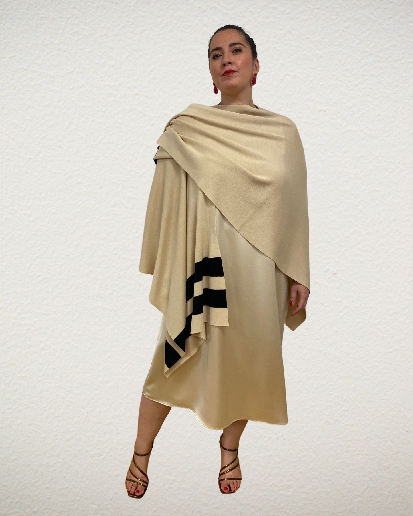 Kleid ohne Arm mit Seidenschimmer in Sand