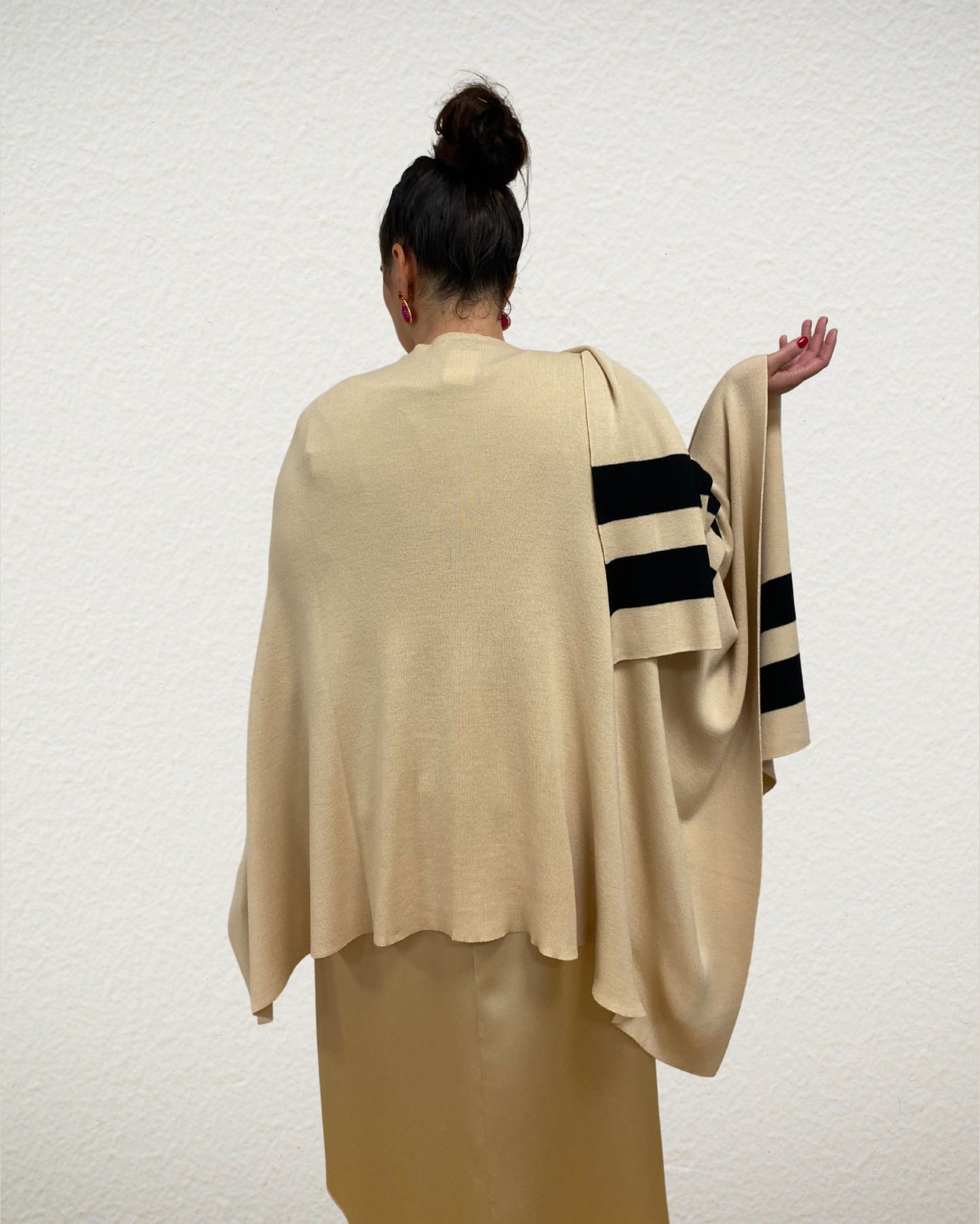 Poncho Woll-Cape in Champagner mit schwarzen Streifen