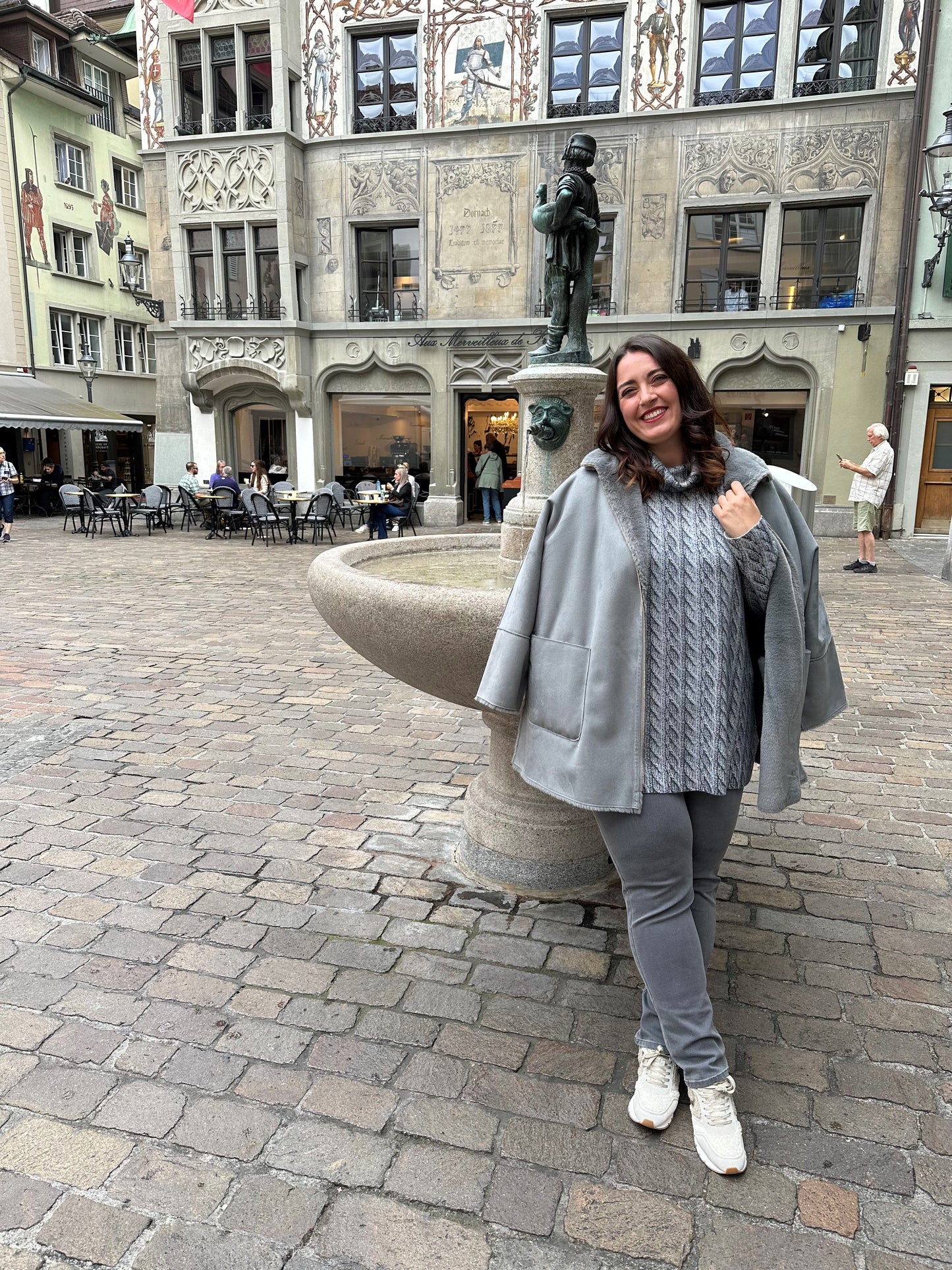 Jacke und Pullover Marina Rinaldi kombiniert mit der Hose von Raphaela by Brax - DE BOER plus Luzern