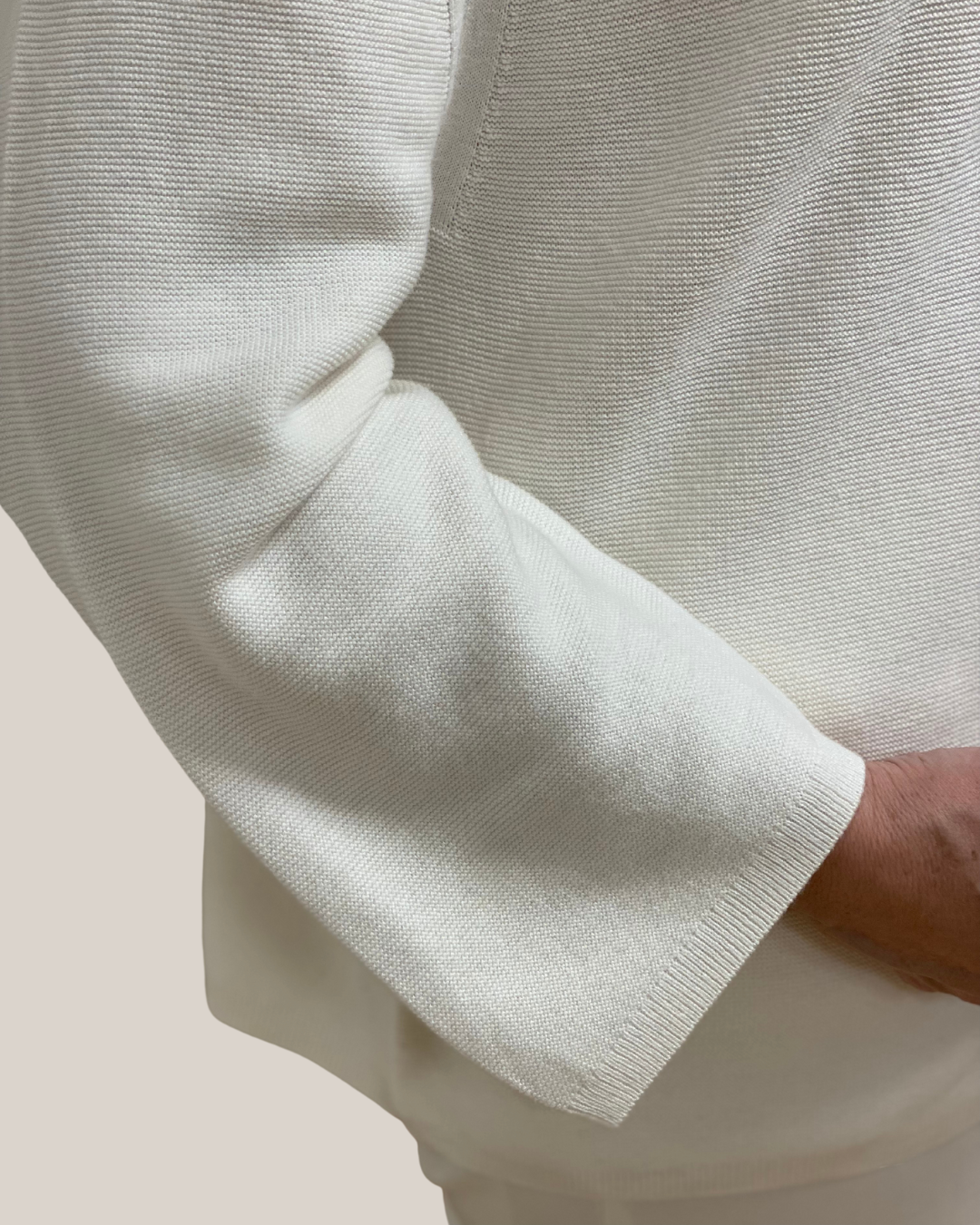 Fein gerippter Baumwoll-Viskose-Pullover in Weiss