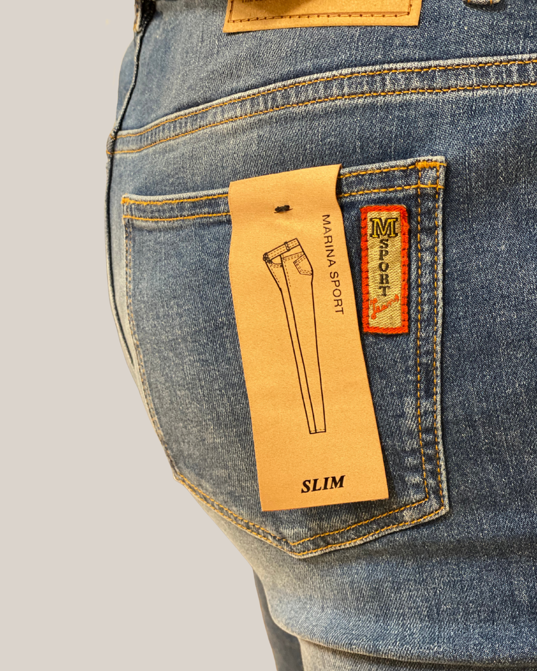 Verwaschene ausgefranste Jeans
