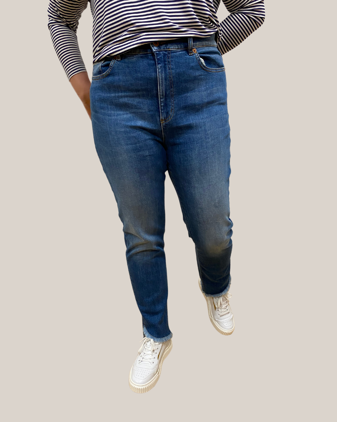Verwaschene ausgefranste Jeans
