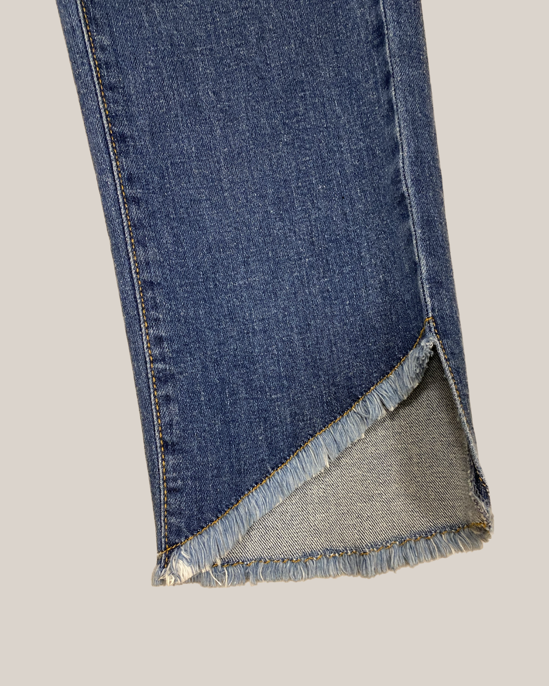 Verwaschene ausgefranste Jeans