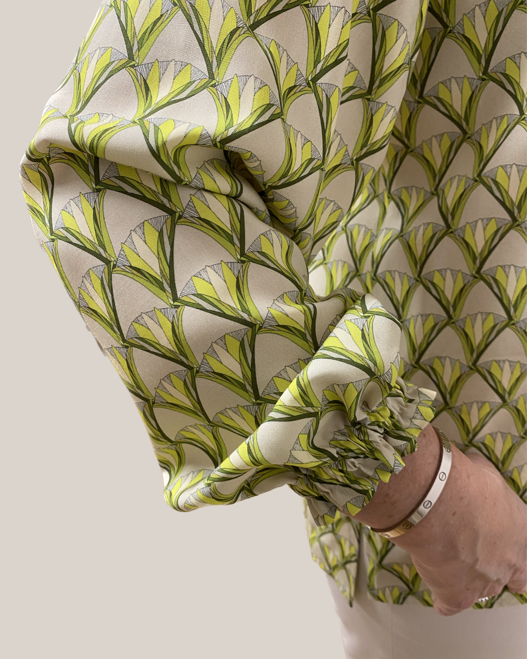 Gemusterte Viskose-Bluse in leichter A-Form mit femininen Details