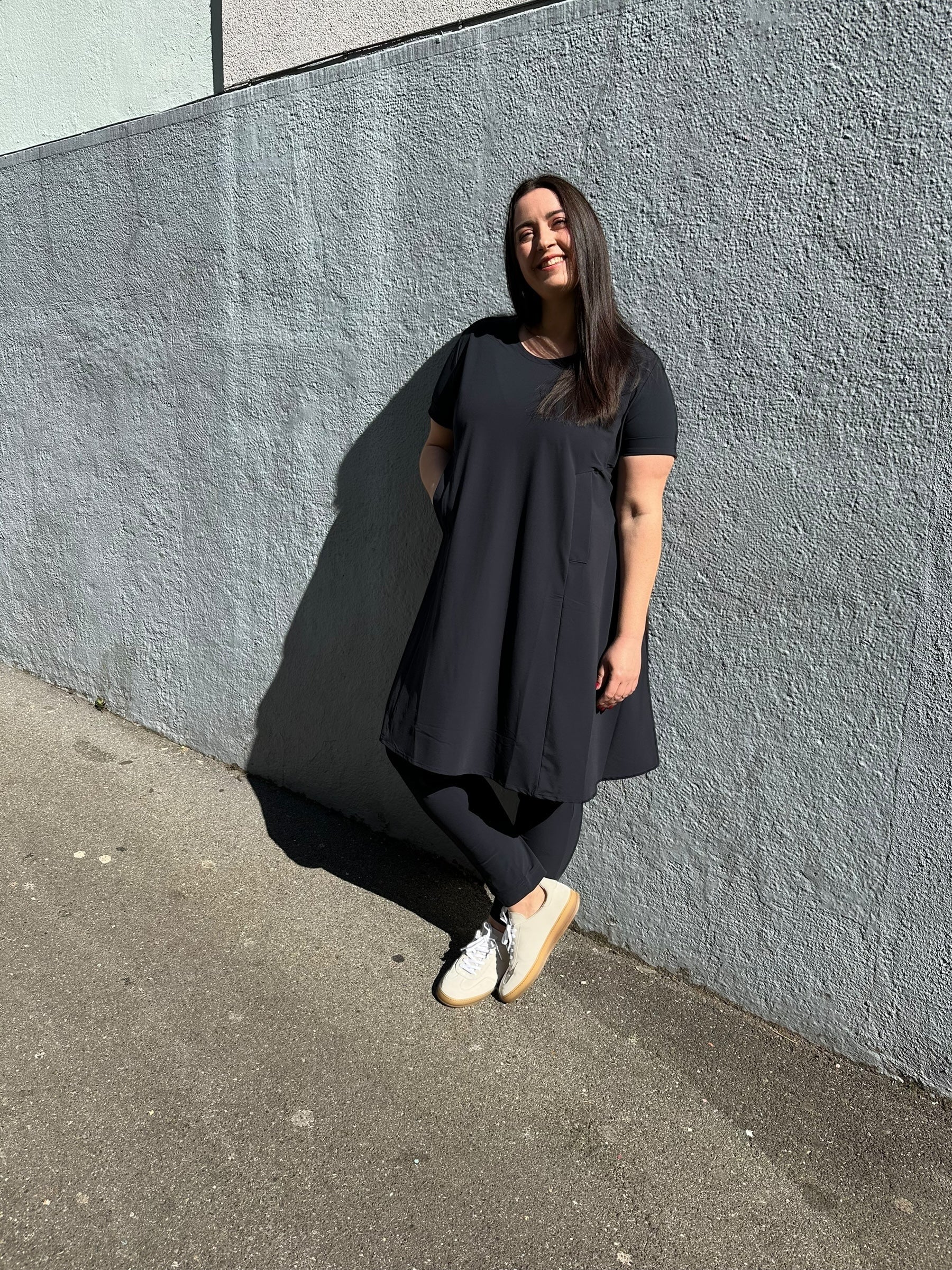 ZEITLOSBYLUANA_Taftmantel mit Techno Blusenshirt und Hose_DEBOERplusLuzern_3