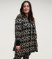 Retro Print Bluse mit kleiner Schluppe von Yoek - grosse Grössen - DE BOER plus Luzern - 