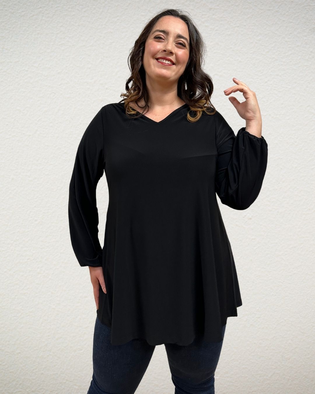 B-Ausschnitt Shirt in leichter A-Form schwarz von Yoek - grosse Grössen - DE BOER plus Luzern 