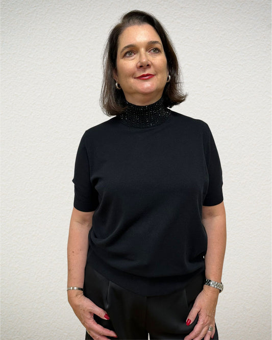 Kurzarm Pullover mit Dekorations-Steinen in schwarz von Riani - grosse Grössen - DE BOER plus Luzern