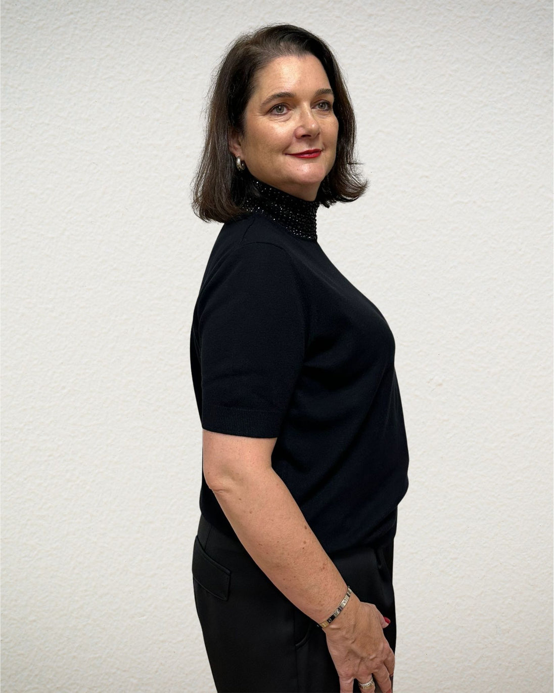 Kurzarm Pullover mit Dekorations-Steinen in schwarz von Riani - grosse Grössen - DE BOER plus Luzern