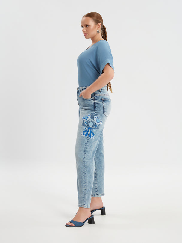 Jeans mit Blumenstrickerei von MAT FASHION_grosse Grössen_DE BOER plus Luzern