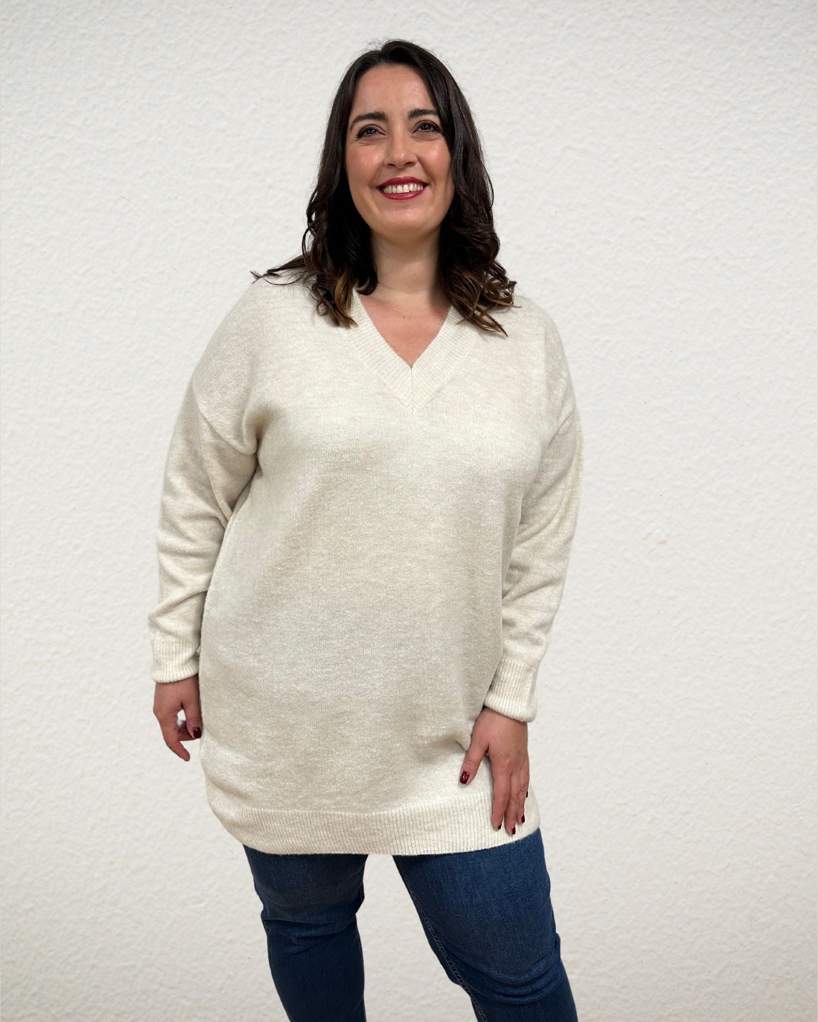 Offwhite V-Ausschnitt Pullover in Boucle von Mat Fashion - grosse Grössen - DE BOER plus Luzern 