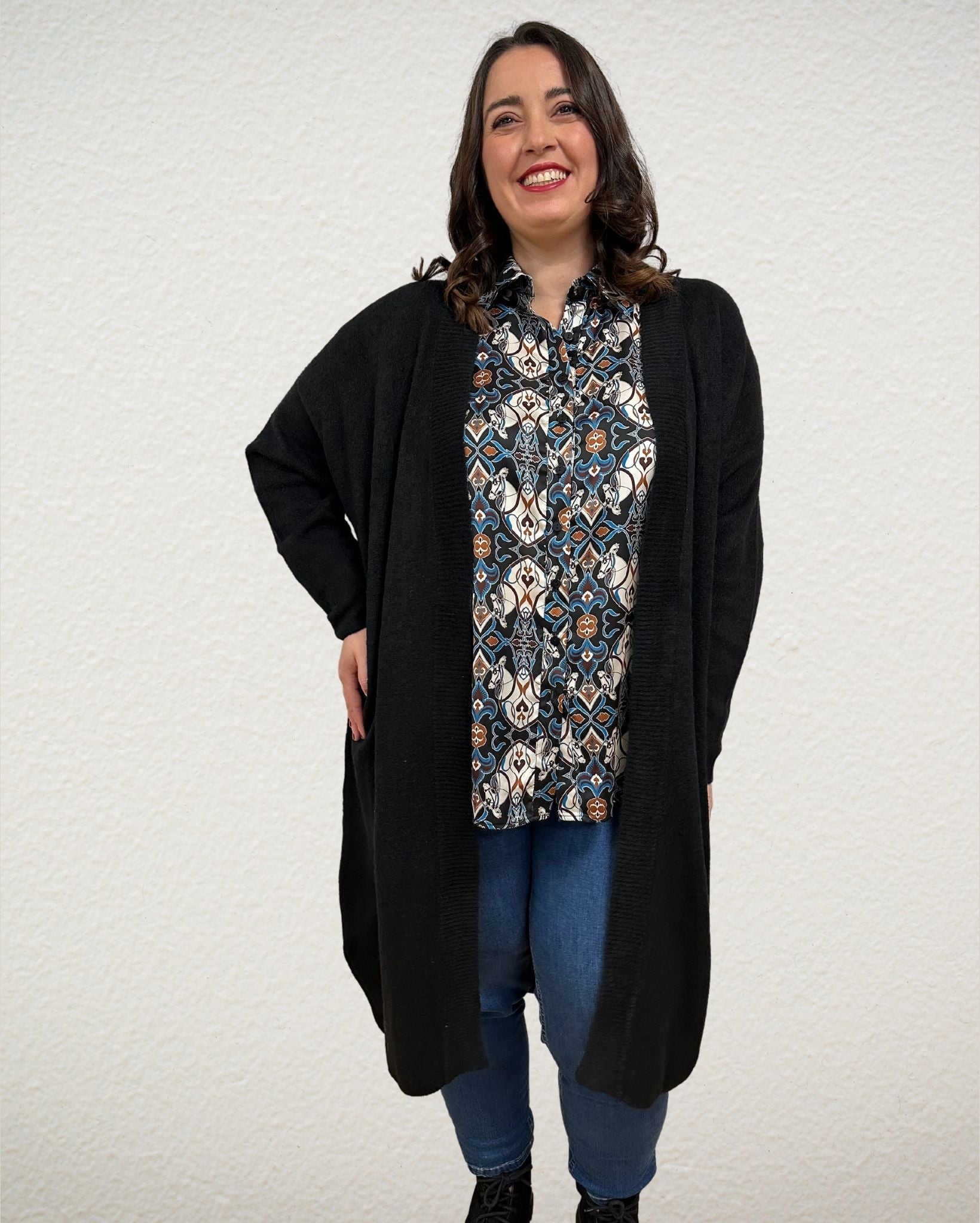 knielange offene Strickjacke in Boucle in schwarz von Mat Fashion - grosse Grössen - DE BOER plus Luzern 