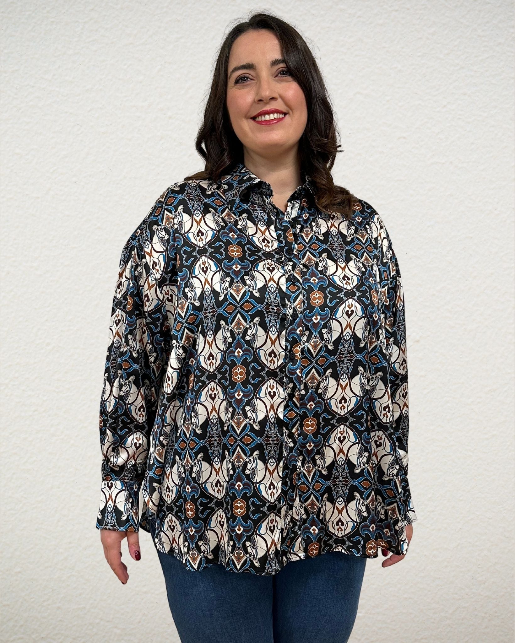 Bluse mit Muster von Mat Fashion - grosse Grössen - DE BOER plus Luzern