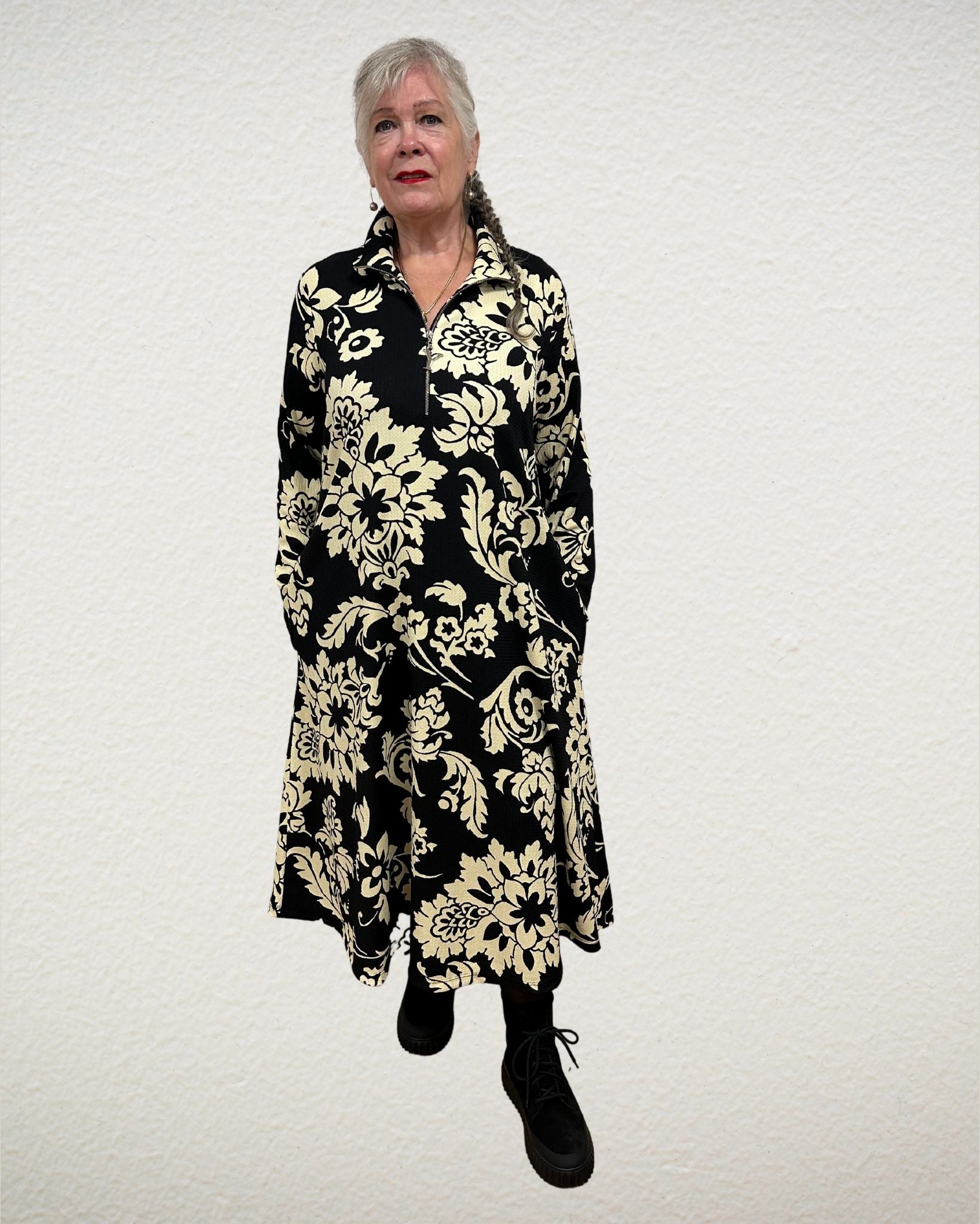 Kleid  mit Rollkragen und Blumenprint von Yoek Portraits - grosse Grössen - DE BOER plus Luzern