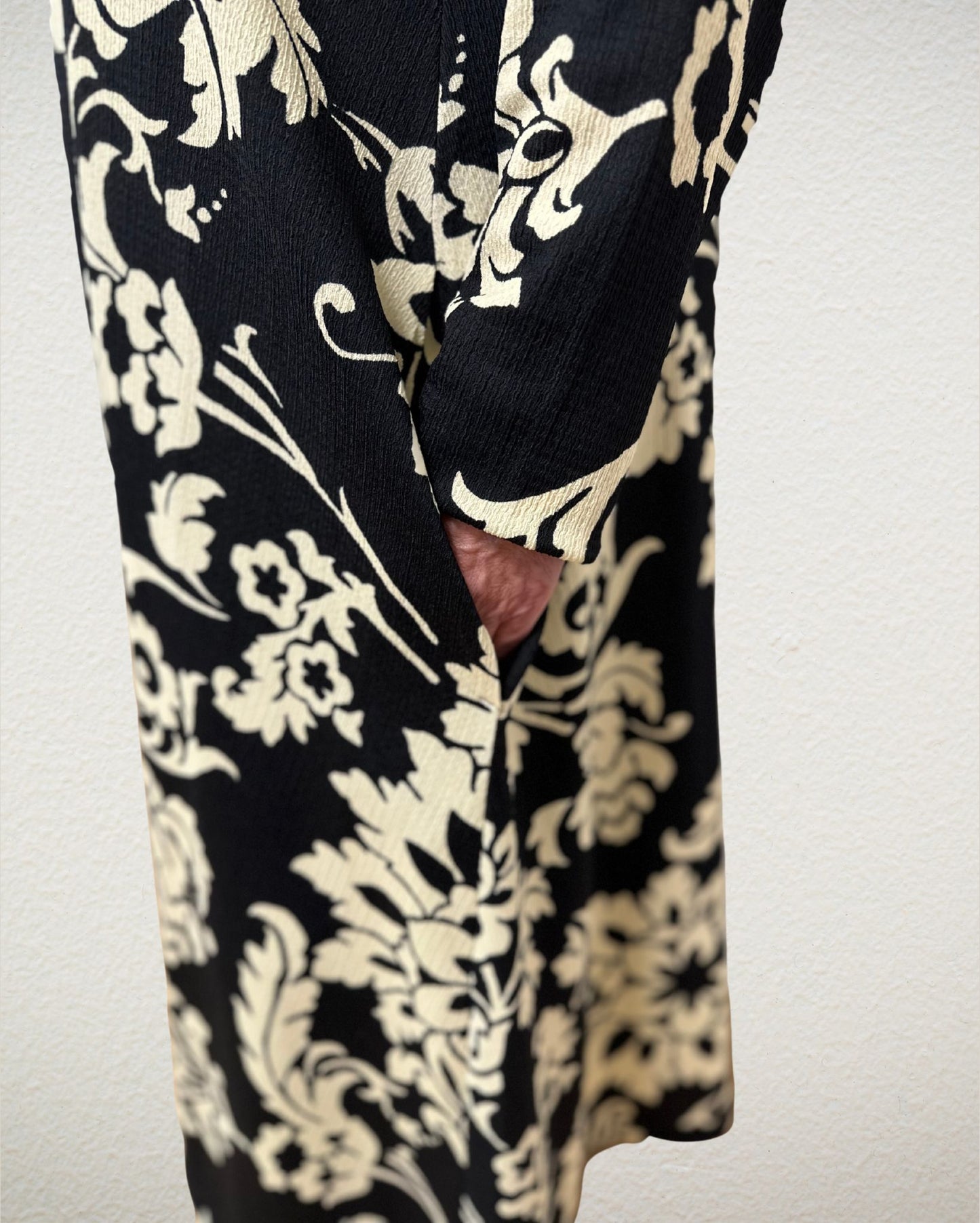 Tunika-Kleid mit Ornament-Print in Schwarz-Crème