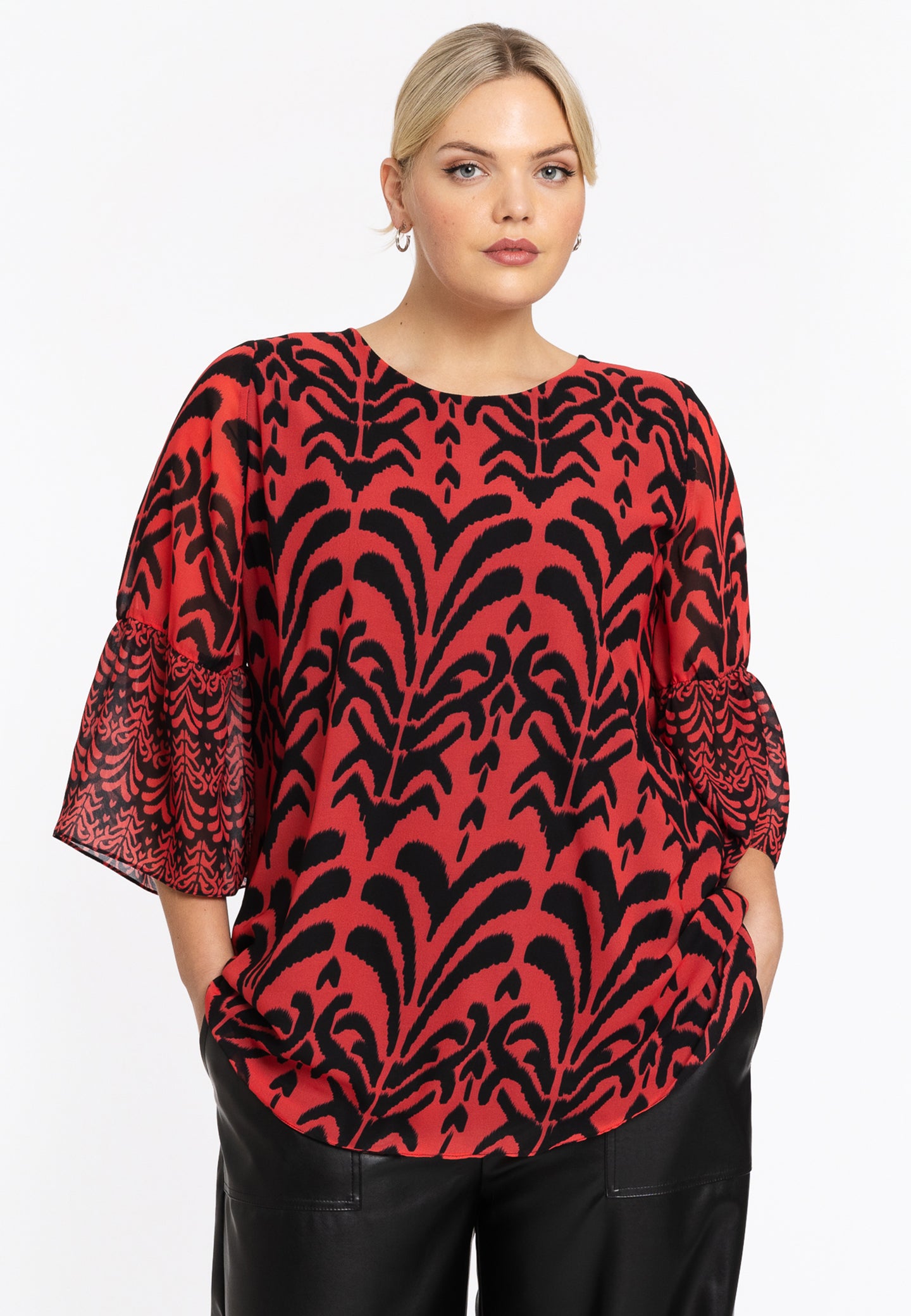 Tunika mit Fantasieprint in Rot/Schwarz von YOEK_grossen Grössen_DE BOER plus Luzern_1