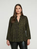 Leo Print Bluse in Khaki/Schwarz leicht sattiniert von Mat  Fashion_grosse Grössen_DE BOER plus Luzern_1