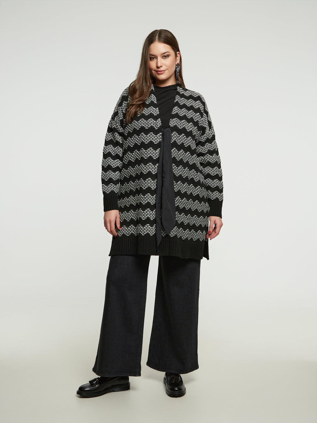 Strickmantel in Schwarz/Weiss mit Masche zum Binden von Mat Fashion_grosse Grössen_DE BOER plus_5