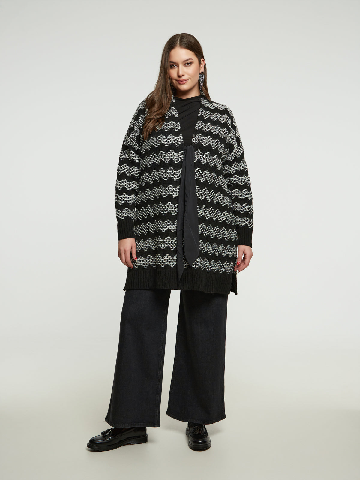 Strickmantel in Schwarz/Weiss mit Masche zum Binden von Mat Fashion_grosse Grössen_DE BOER plus_5