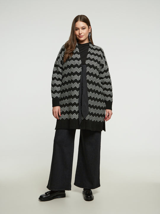 Strickmantel in Schwarz/Weiss mit Masche zum Binden von Mat Fashion_grosse Grössen_DE BOER plus_5